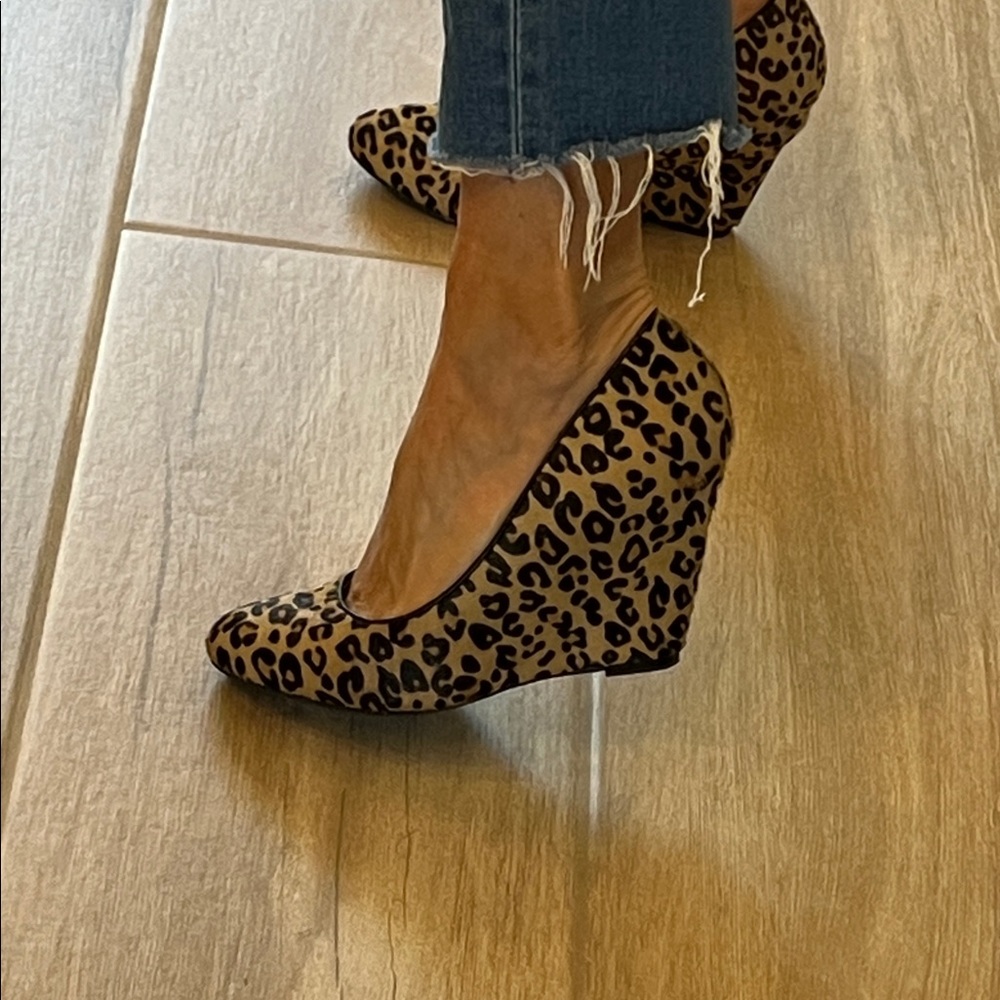 Banana Republic Leopard Print calf hair Wedge Heels size 8